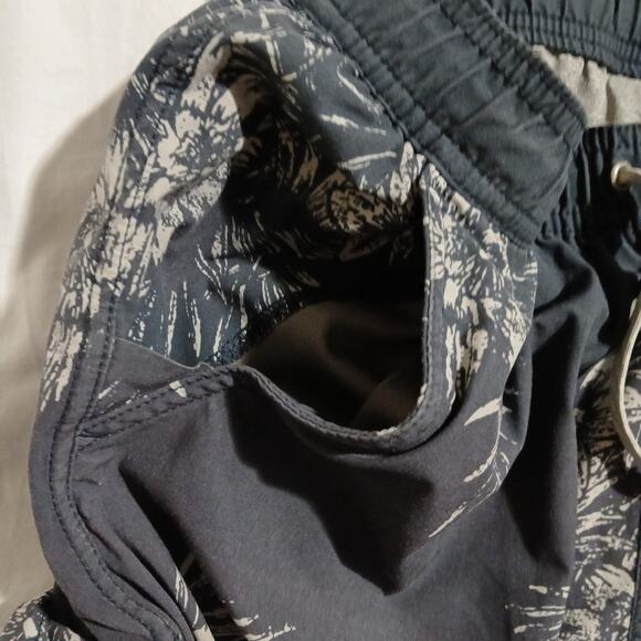 VUORI Men's Medium swim trunks Grey with a tropical print full support lining - Picture 6 of 11